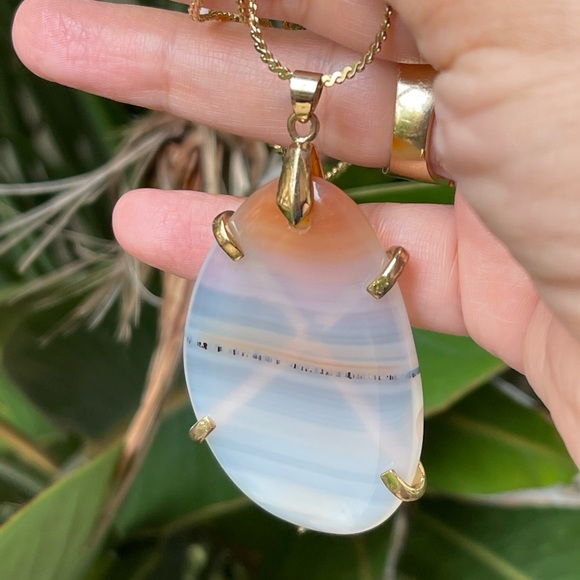 Vintage Jewelry - Natural banded scenic agate gold tone pendant & chain